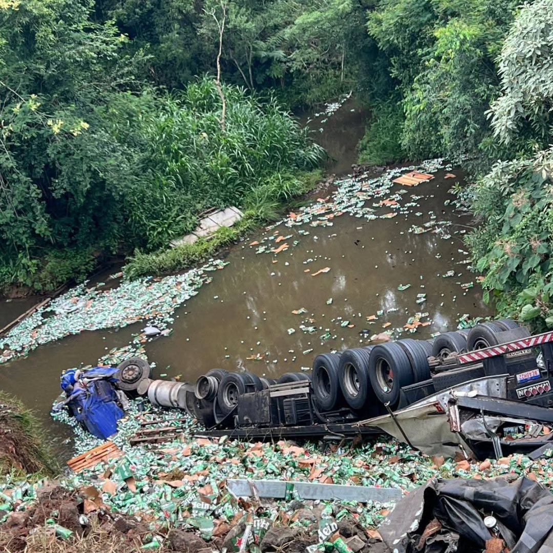 CAMINHÃO CARREGADO COM CERVEJA CAI EM RIO NA BR-376 E MOTORISTA MORRE EM IMBAÚ