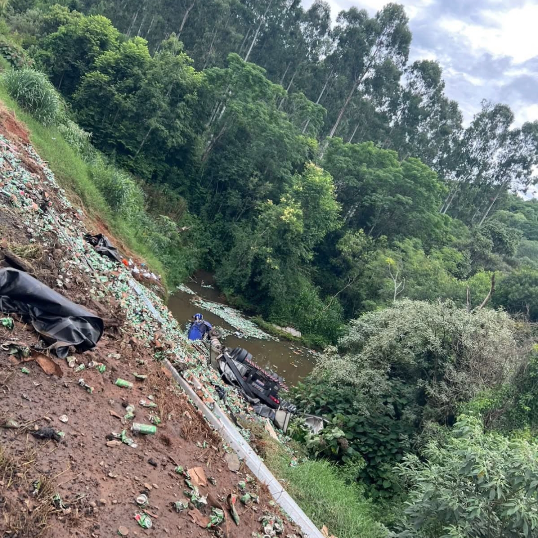 CAMINHÃO CARREGADO COM CERVEJA CAI EM RIO NA BR-376 E MOTORISTA MORRE EM IMBAÚ