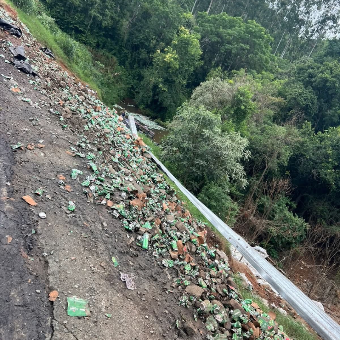 CAMINHÃO CARREGADO COM CERVEJA CAI EM RIO NA BR-376 E MOTORISTA MORRE EM IMBAÚ