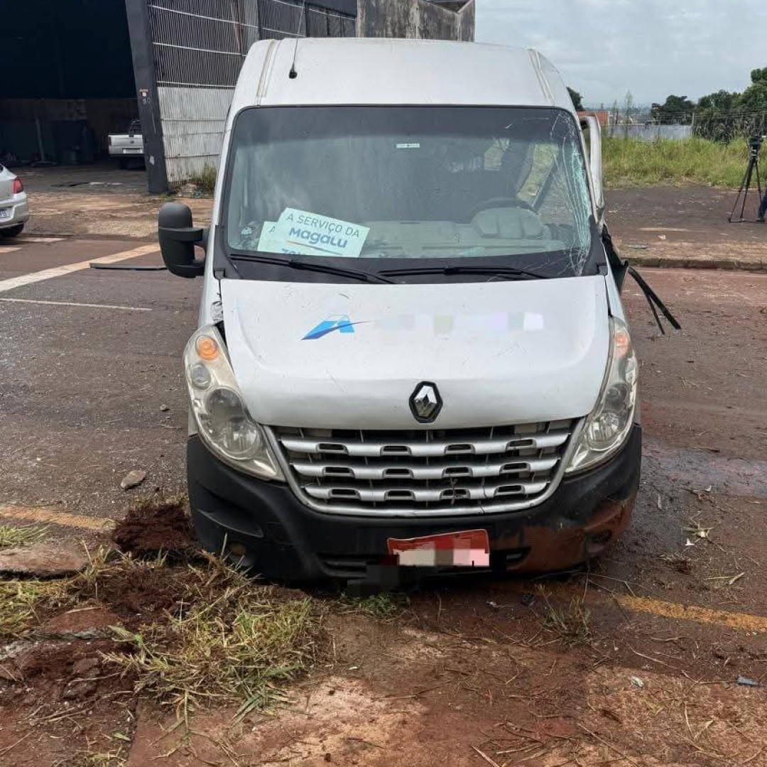 MOTORISTA DE VAN FICA FERIDO APÓS VEÍCULO SAIR DA PISTA EM ACIDENTE NA PR-445, NA ZONA SUL DE LONDRINA 