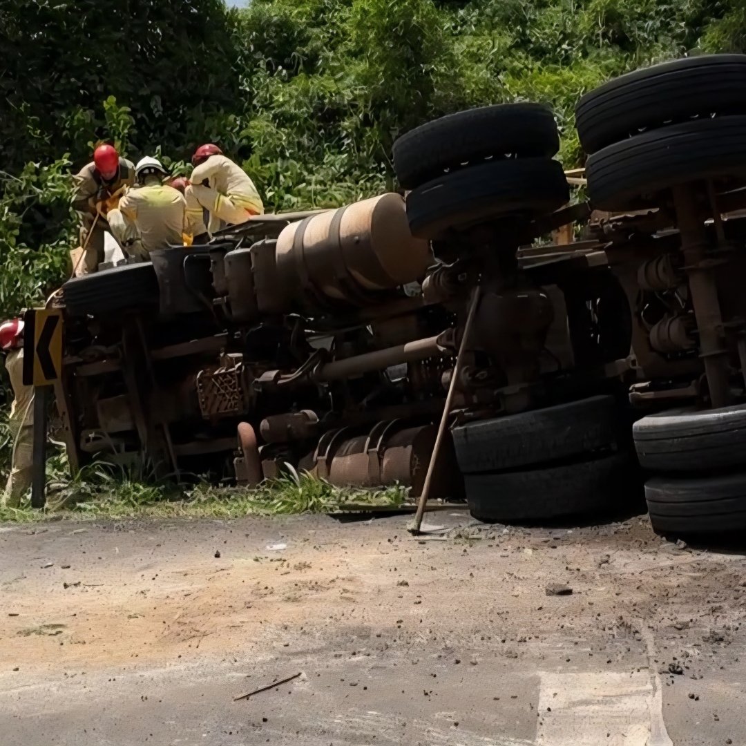 CAMINHONEIRO MORRE APÓS TOMBAMENTO NA PR-538, EM LONDRINA