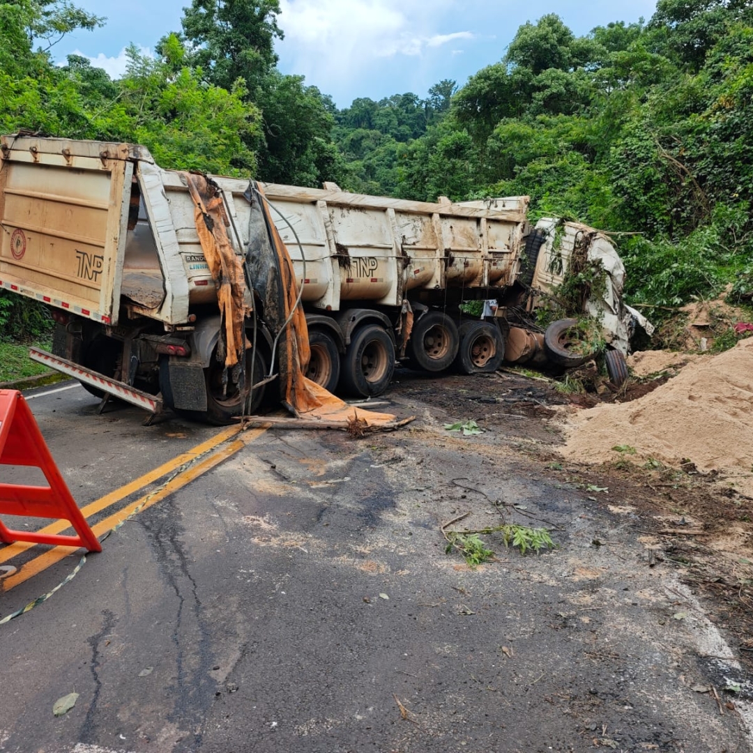 CAMINHONEIRO MORRE APÓS TOMBAMENTO NA PR-538, EM LONDRINA