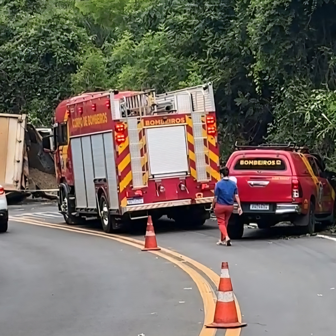 CAMINHONEIRO MORRE APÓS TOMBAMENTO NA PR-538, EM LONDRINA