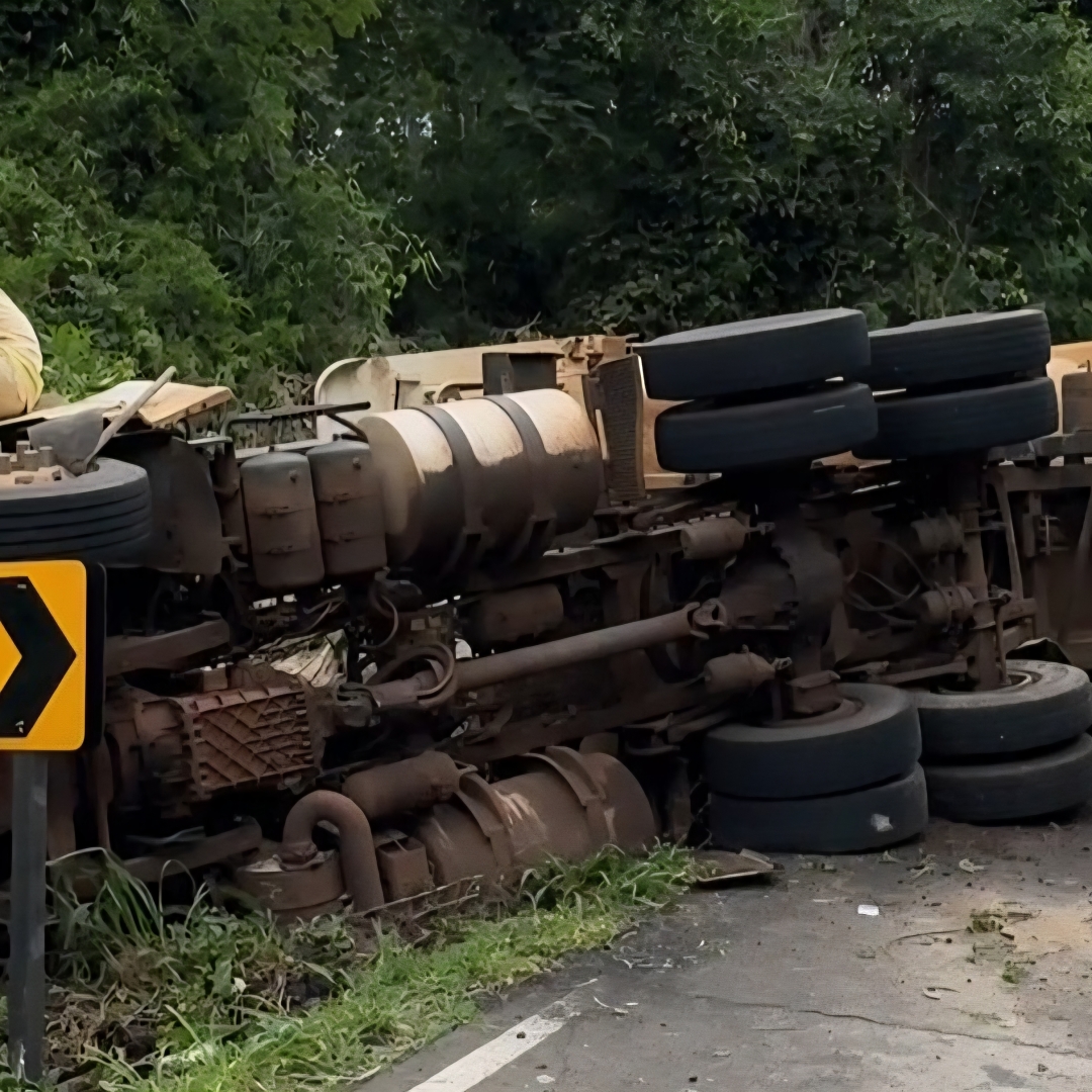 CAMINHONEIRO MORRE APÓS TOMBAMENTO NA PR-538, EM LONDRINA