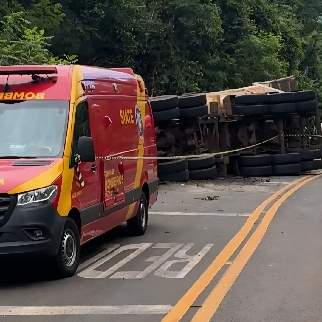 CAMINHONEIRO MORRE APÓS TOMBAMENTO NA PR-538, EM LONDRINA