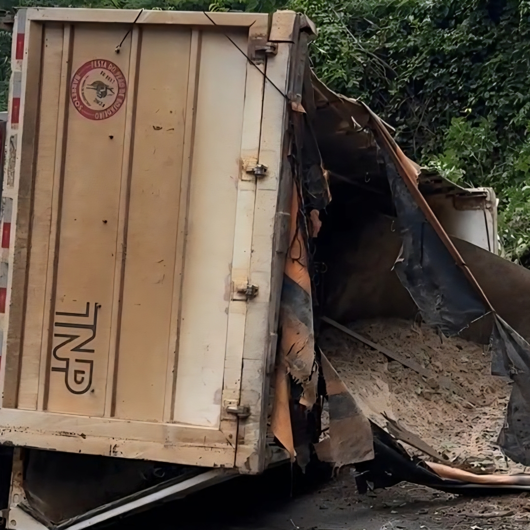 CAMINHONEIRO MORRE APÓS TOMBAMENTO NA PR-538, EM LONDRINA