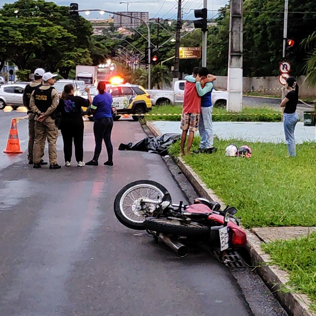 MOTOCICLISTA MORRE APÓS AVANÇAR SINAL E CAIR EM CRUZAMENTO NA ZONA SUL DE LONDRINA