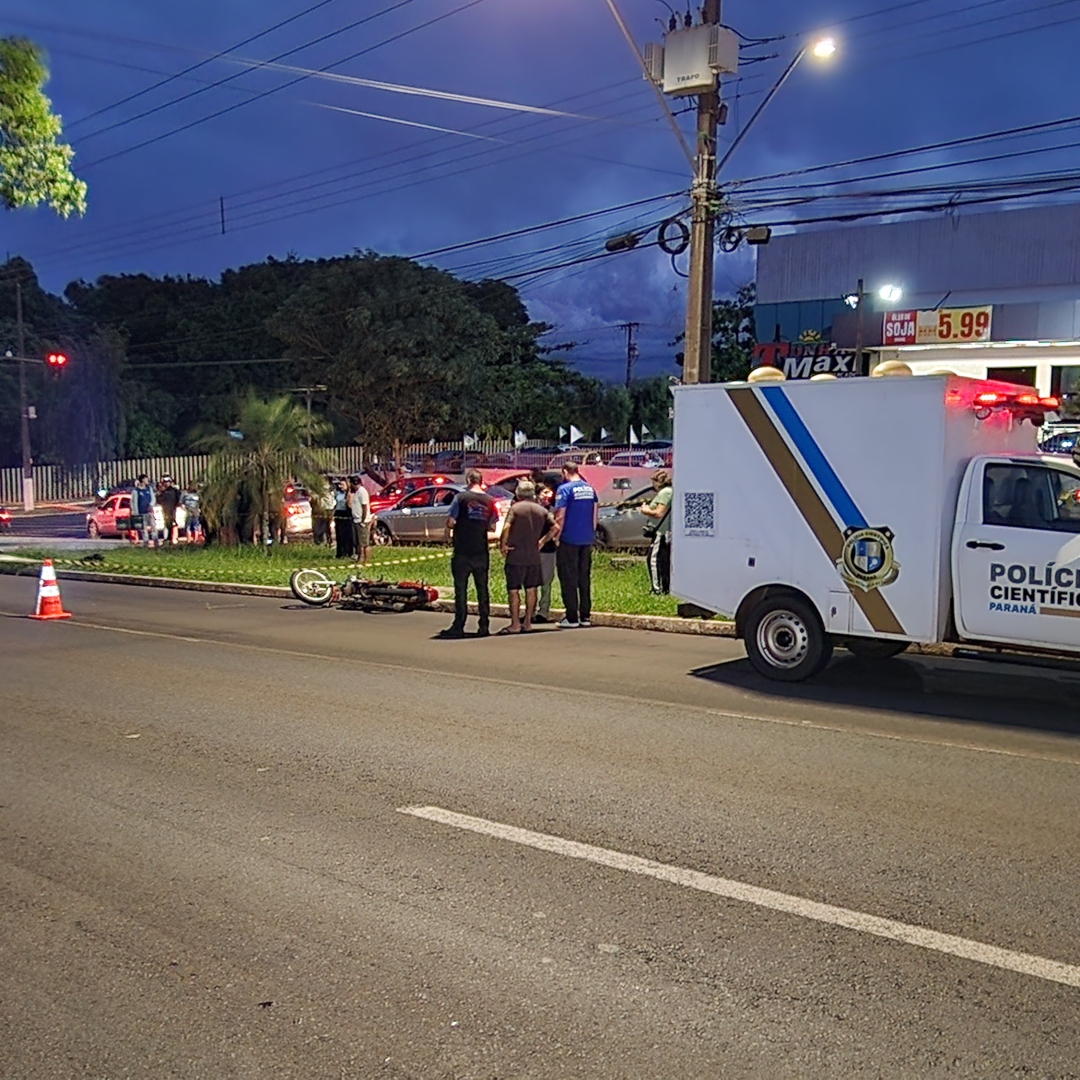 MOTOCICLISTA MORRE APÓS AVANÇAR SINAL E CAIR EM CRUZAMENTO NA ZONA SUL DE LONDRINA