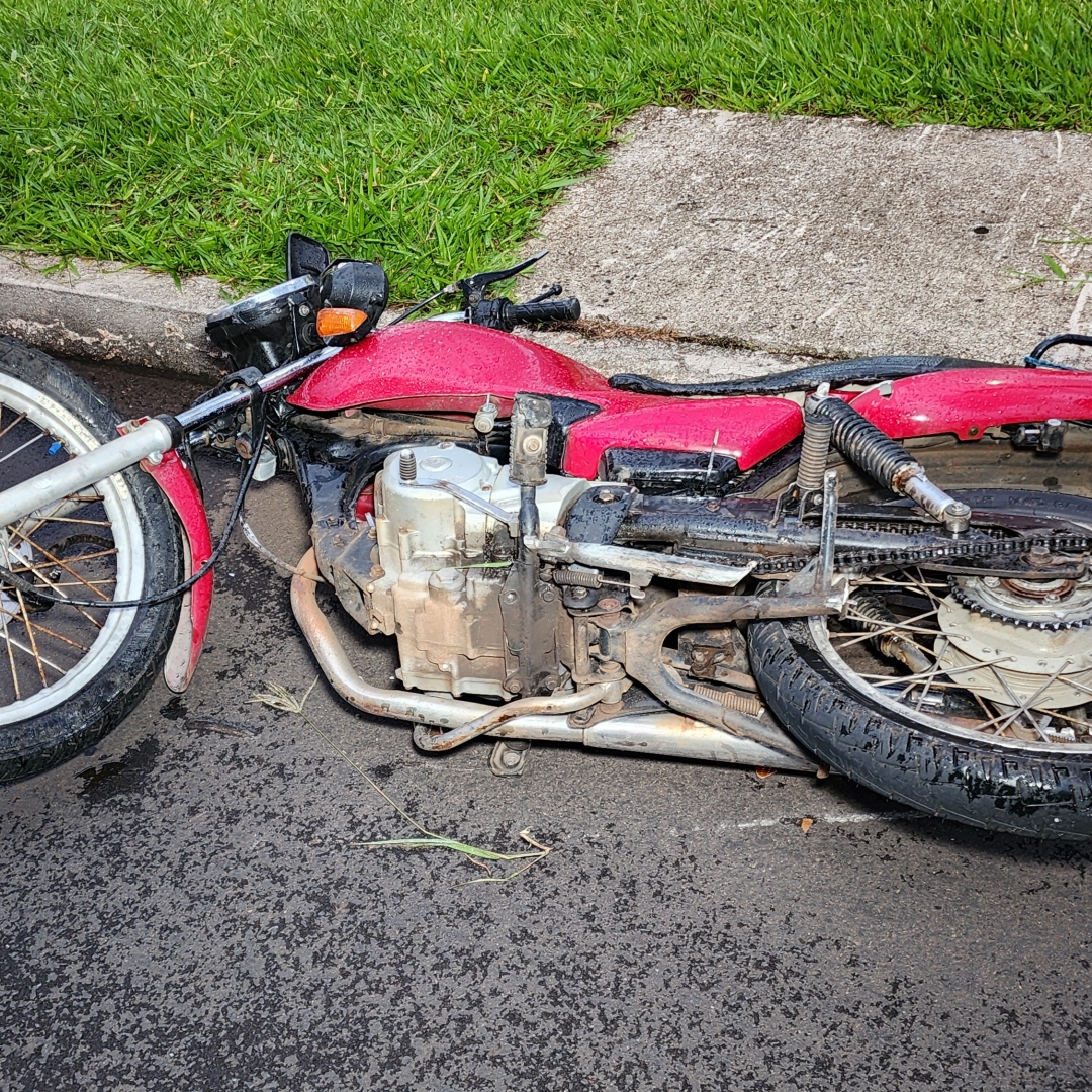 MOTOCICLISTA MORRE APÓS AVANÇAR SINAL E CAIR EM CRUZAMENTO NA ZONA SUL DE LONDRINA