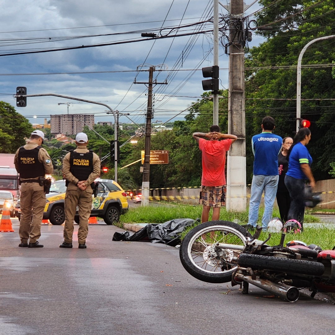 MOTOCICLISTA MORRE APÓS AVANÇAR SINAL E CAIR EM CRUZAMENTO NA ZONA SUL DE LONDRINA