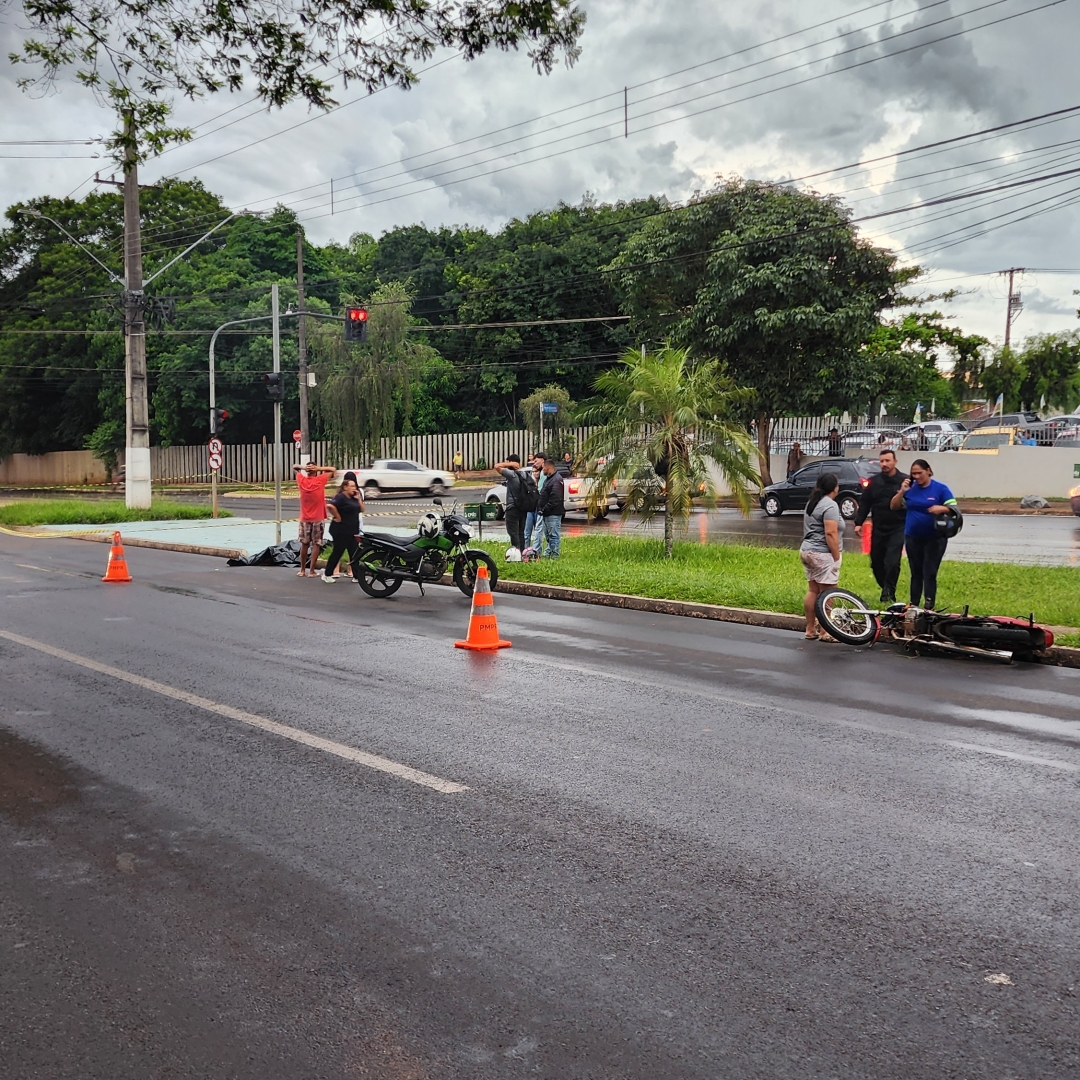 MOTOCICLISTA MORRE APÓS AVANÇAR SINAL E CAIR EM CRUZAMENTO NA ZONA SUL DE LONDRINA