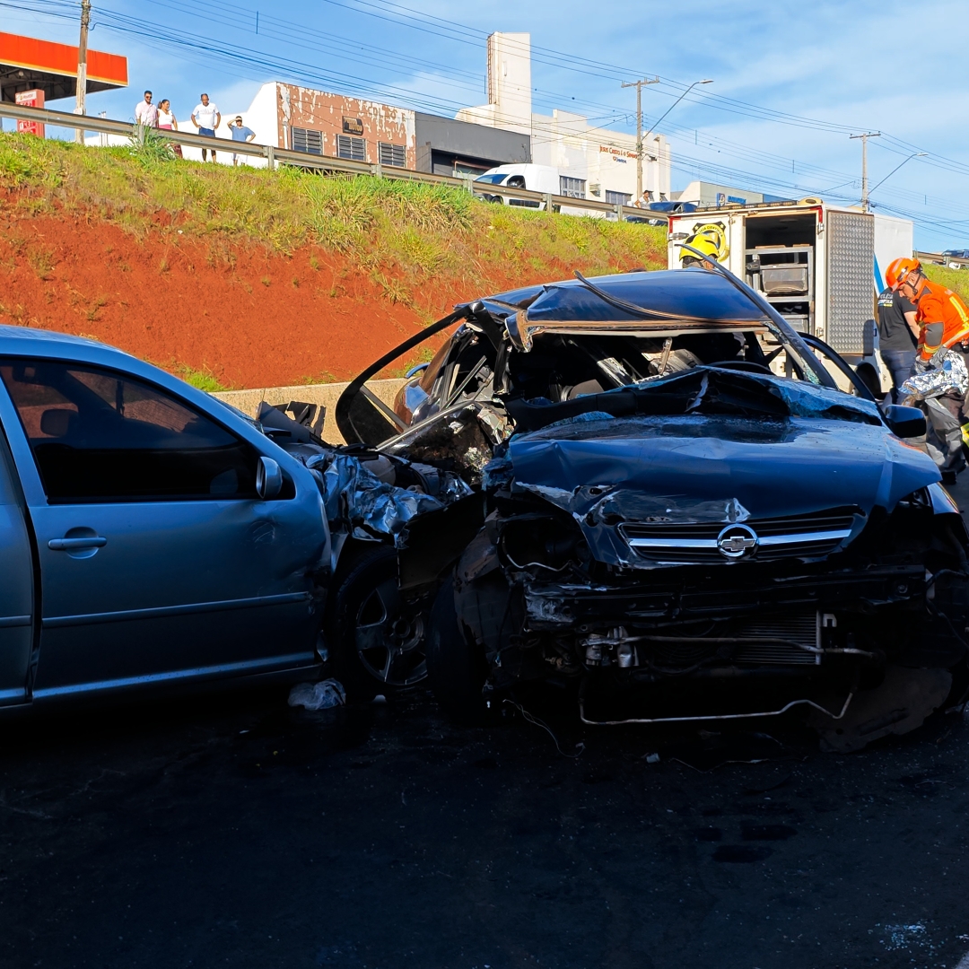 JOVEM MORRE E CINCO PESSOAS FICAM FERIDAS EM GRAVE ACIDENTE ENTRE DOIS CARROS NA PR-445, EM LONDRINA