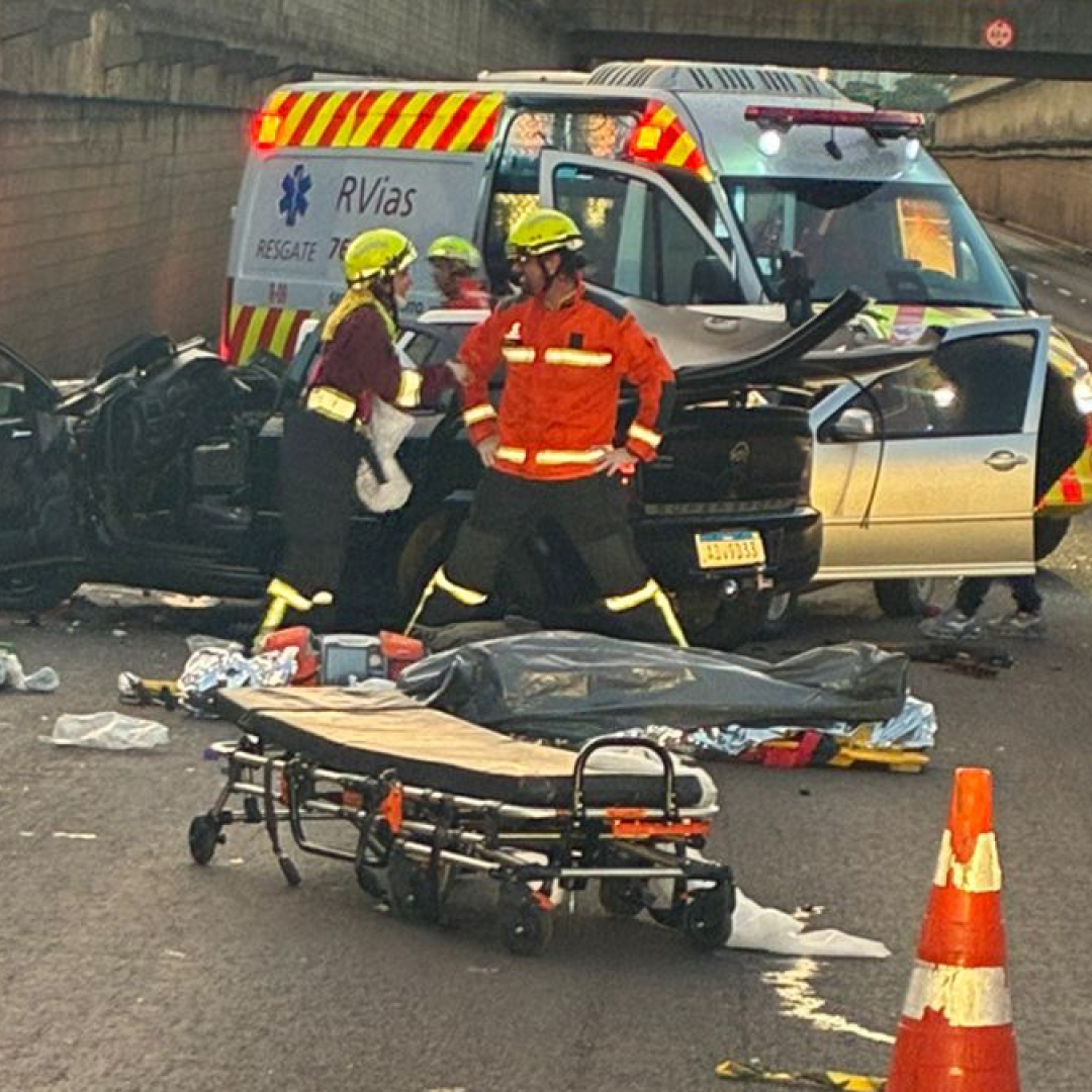 JOVEM MORRE E CINCO PESSOAS FICAM FERIDAS EM GRAVE ACIDENTE ENTRE DOIS CARROS NA PR-445, EM LONDRINA