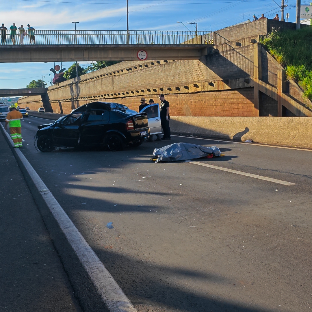 JOVEM MORRE E CINCO PESSOAS FICAM FERIDAS EM GRAVE ACIDENTE ENTRE DOIS CARROS NA PR-445, EM LONDRINA