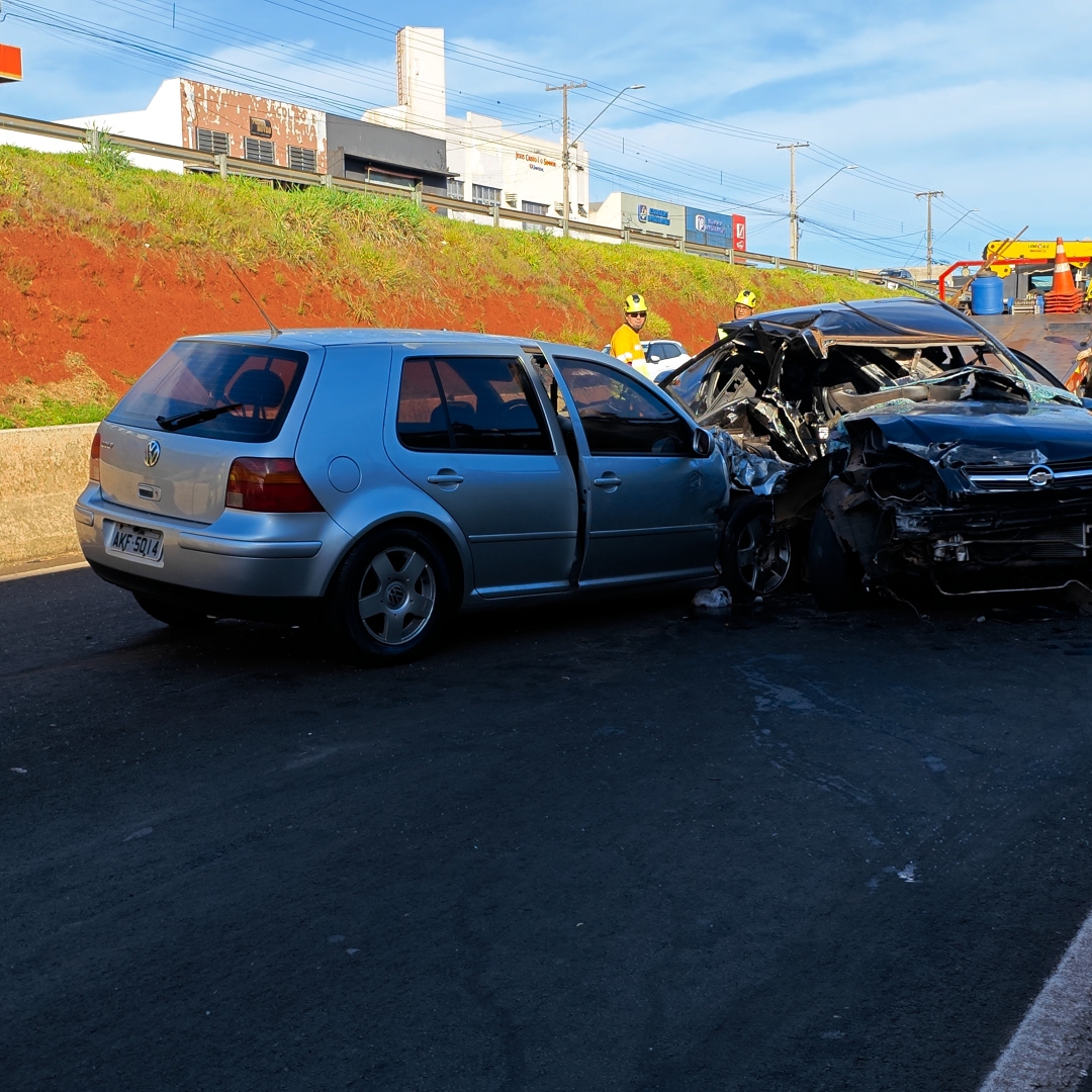 JOVEM MORRE E CINCO PESSOAS FICAM FERIDAS EM GRAVE ACIDENTE ENTRE DOIS CARROS NA PR-445, EM LONDRINA