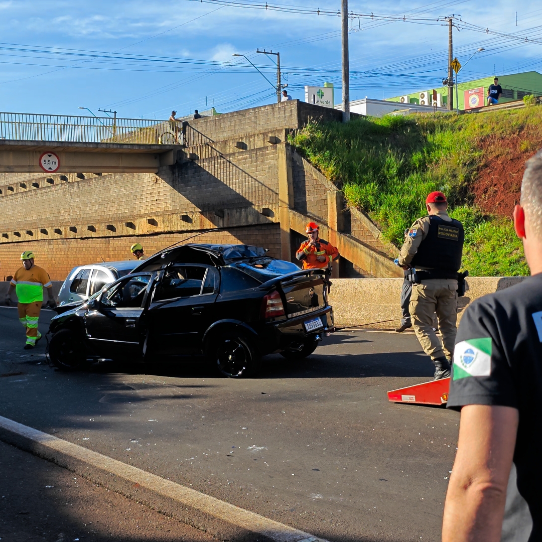JOVEM MORRE E CINCO PESSOAS FICAM FERIDAS EM GRAVE ACIDENTE ENTRE DOIS CARROS NA PR-445, EM LONDRINA