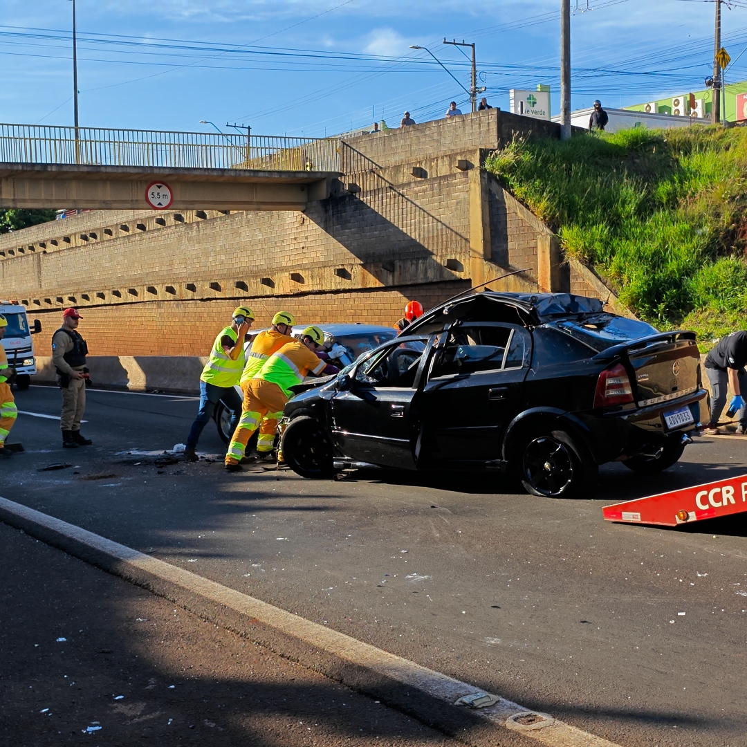 JOVEM MORRE E CINCO PESSOAS FICAM FERIDAS EM GRAVE ACIDENTE ENTRE DOIS CARROS NA PR-445, EM LONDRINA