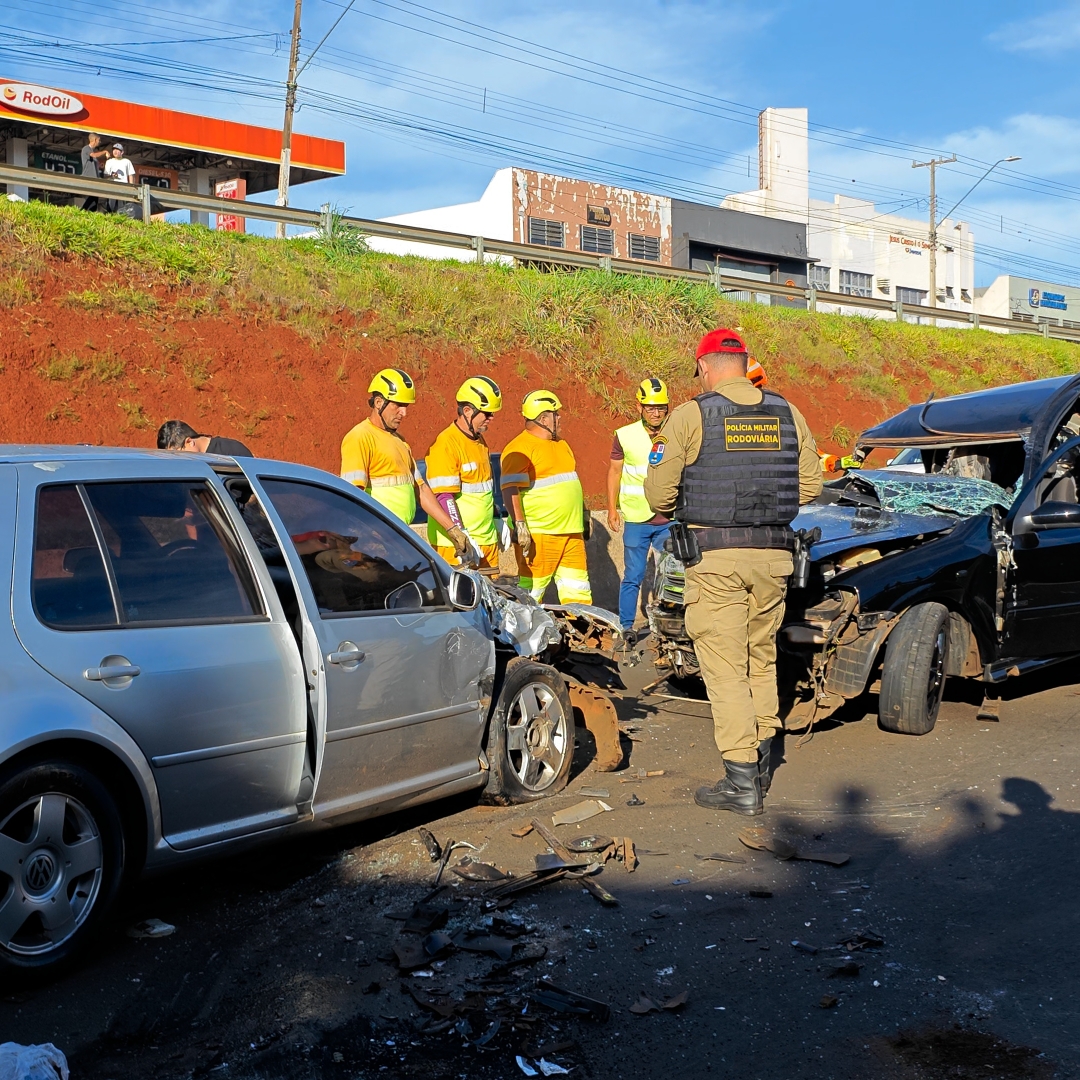 JOVEM MORRE E CINCO PESSOAS FICAM FERIDAS EM GRAVE ACIDENTE ENTRE DOIS CARROS NA PR-445, EM LONDRINA