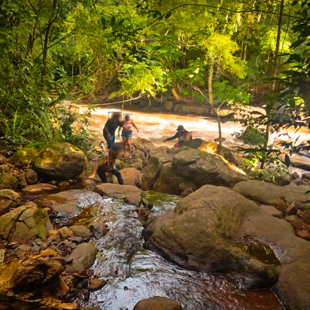 GUARDA MUNICIPAL RESGATA ADOLESCENTE ILHADA EM RIO NO PARQUE ARTHUR THOMAS, EM LONDRINA