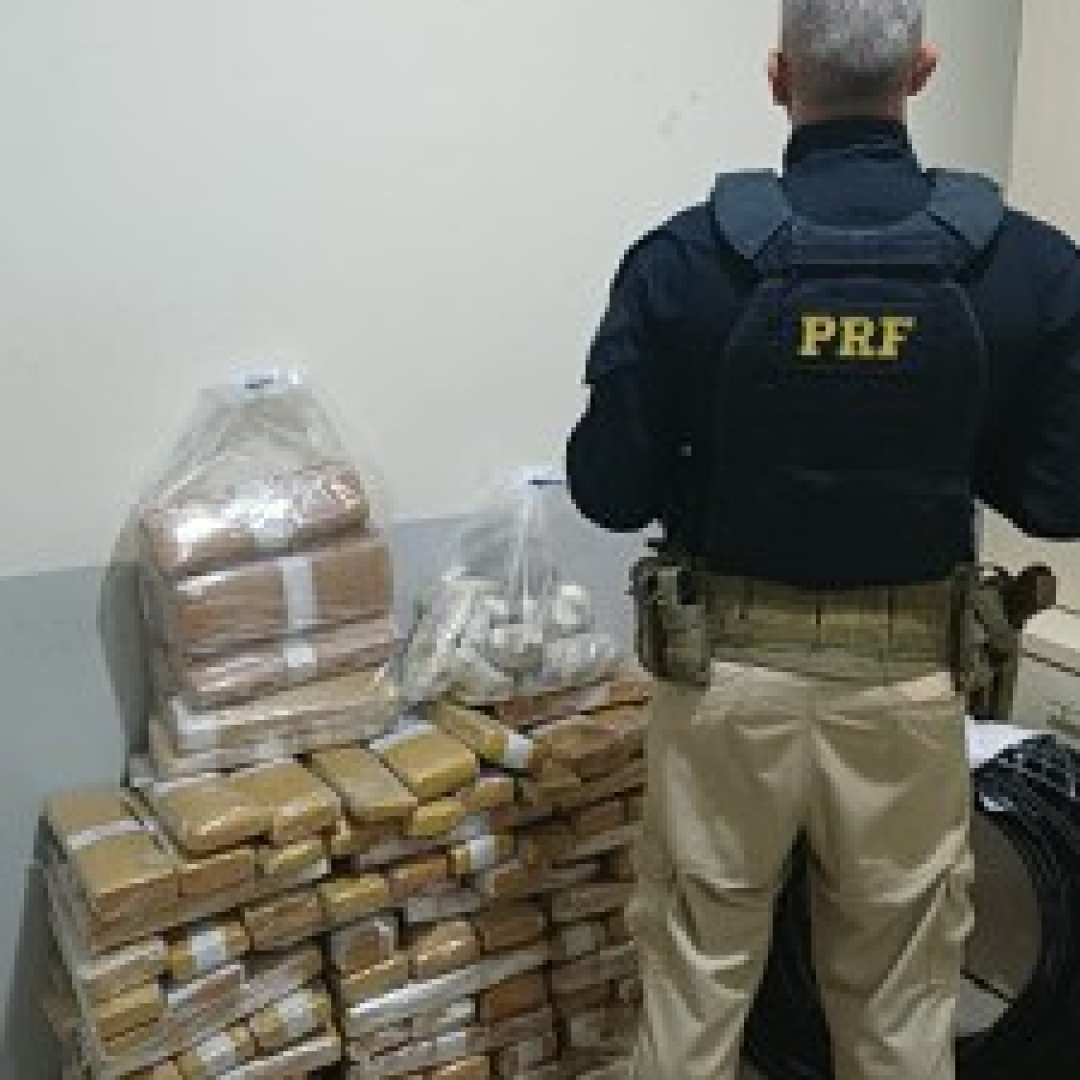 PRF APREENDE QUASE 130 KG DE DROGAS EM CARRO COM CRIANÇAS EM LONDRINA