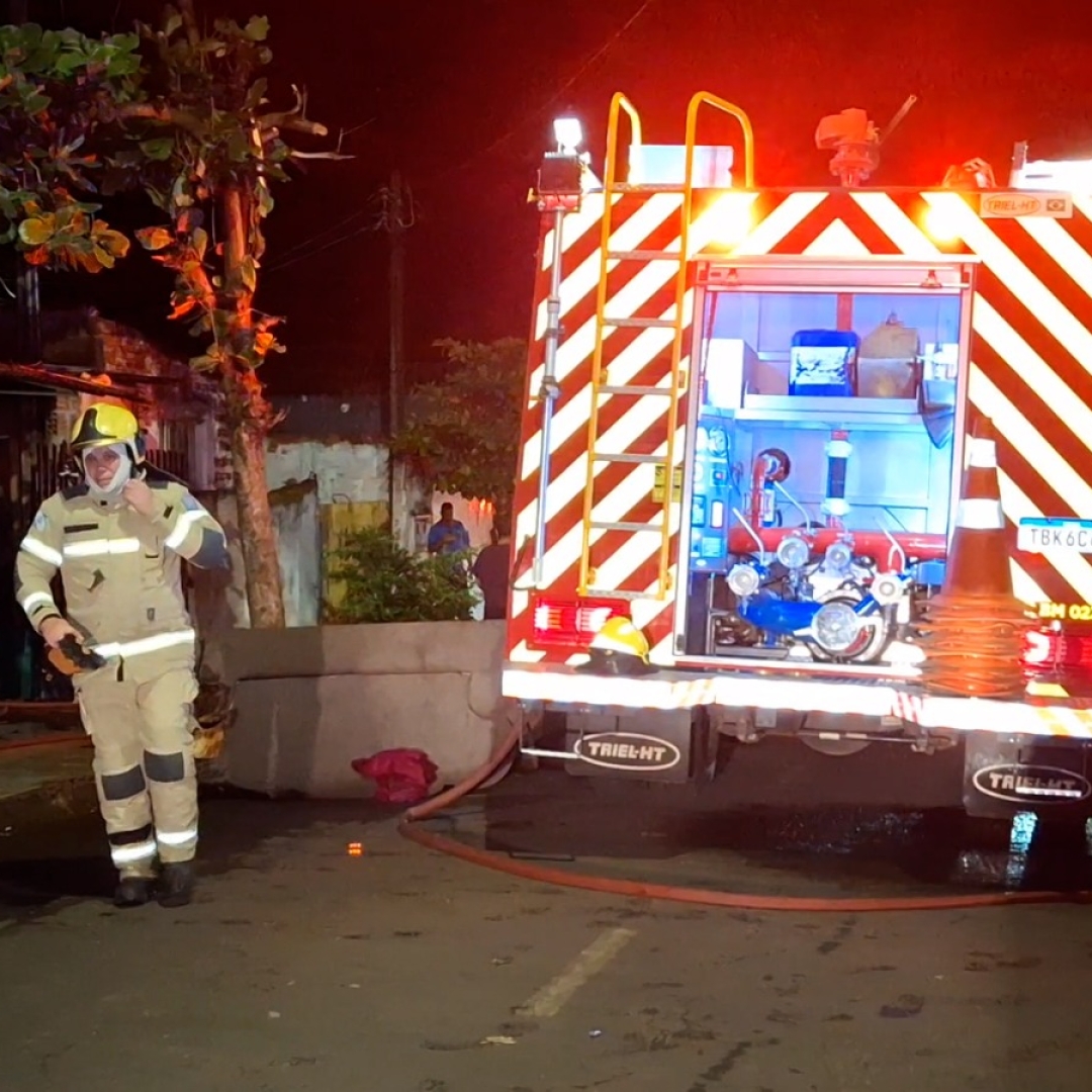 AÇÃO HEROICA DE POLICIAIS SALVA IDOSO DE 70 ANOS DURANTE INCÊNDIO EM RESIDÊNCIA EM JATAIZINHO