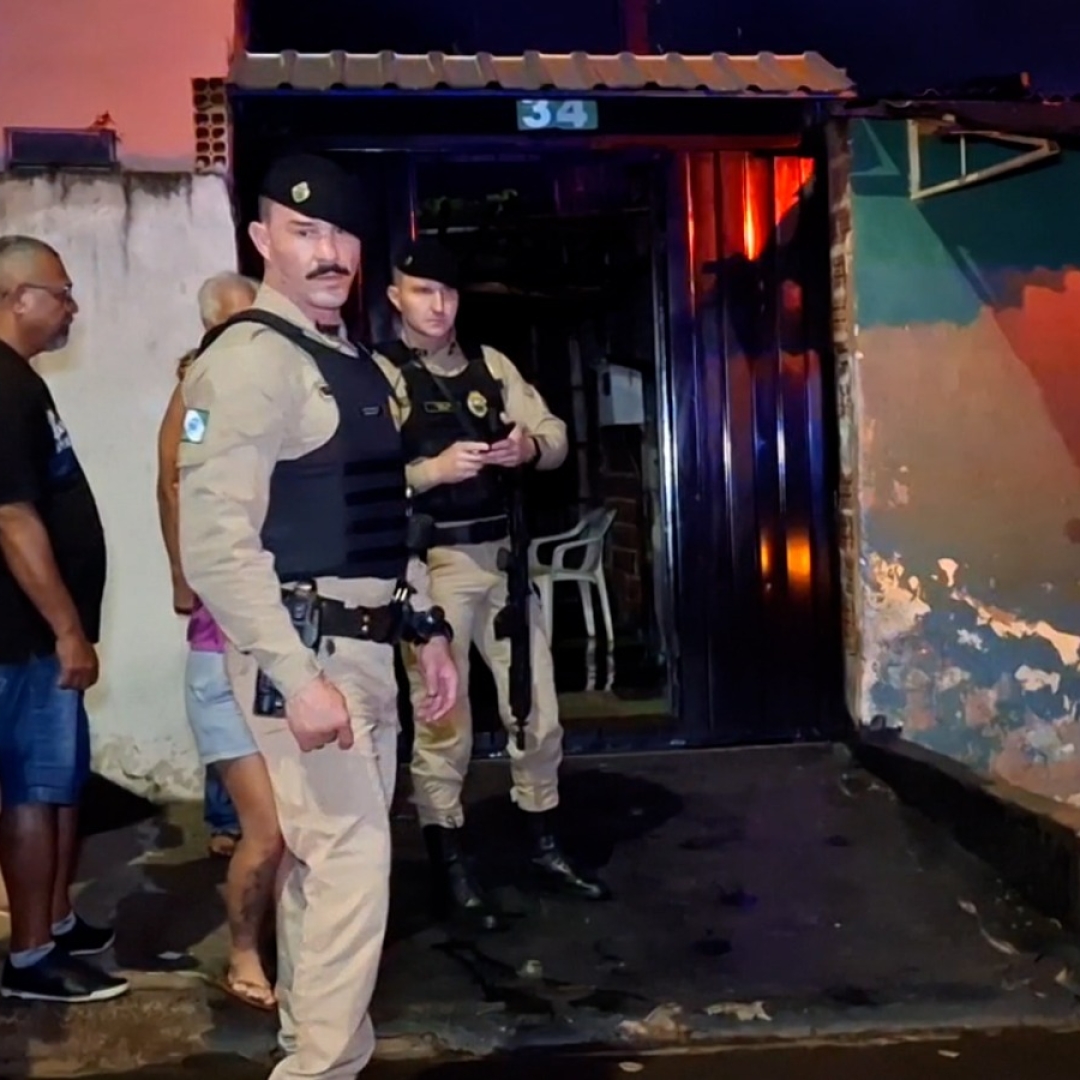 AÇÃO HEROICA DE POLICIAIS SALVA IDOSO DE 70 ANOS DURANTE INCÊNDIO EM RESIDÊNCIA EM JATAIZINHO