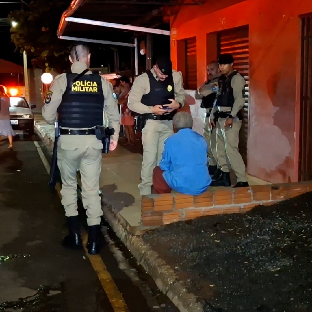 AÇÃO HEROICA DE POLICIAIS SALVA IDOSO DE 70 ANOS DURANTE INCÊNDIO EM RESIDÊNCIA EM JATAIZINHO