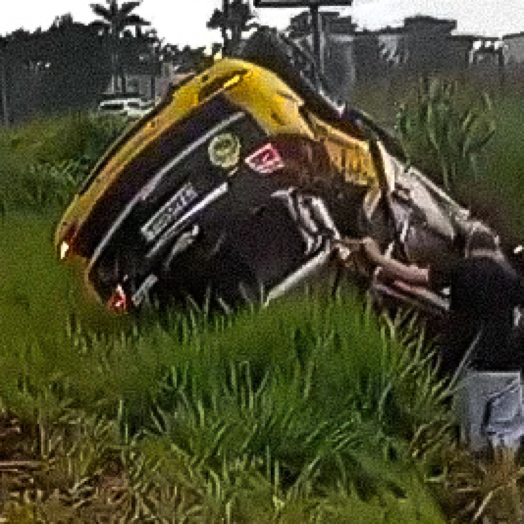 POLICIAL MILITAR MORRE APÓS VIATURA AQUAPLANAR E CAPOTAR NA PR-323, EM DOUTOR CAMARGO