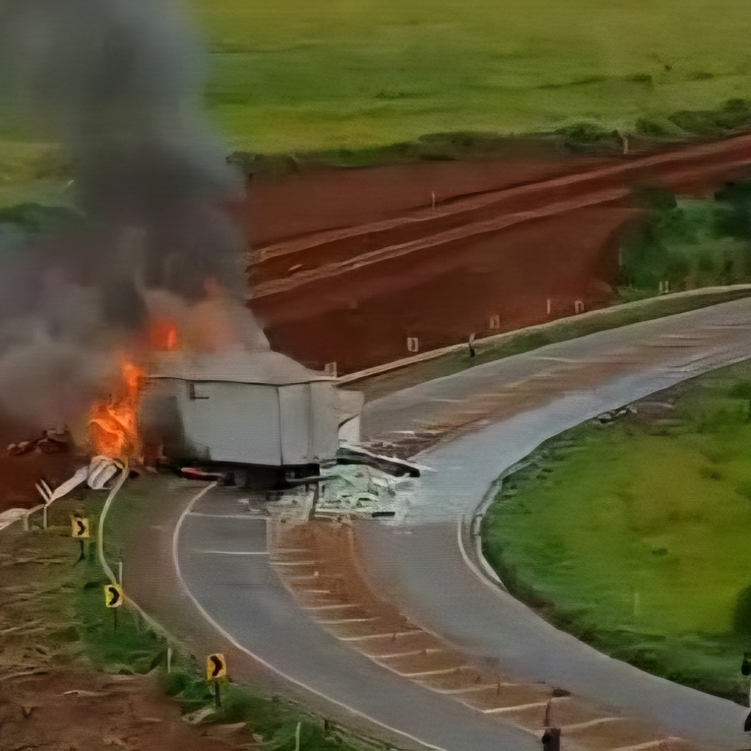 COLISÃO FRONTAL ENTRE CAMINHÕES PROVOCA INCÊNDIO E INTERDITA PR-445 EM TAMARANA
