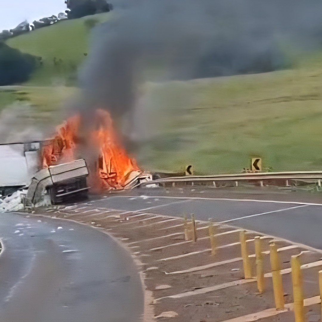 COLISÃO FRONTAL ENTRE CAMINHÕES PROVOCA INCÊNDIO E INTERDITA PR-445 EM TAMARANA