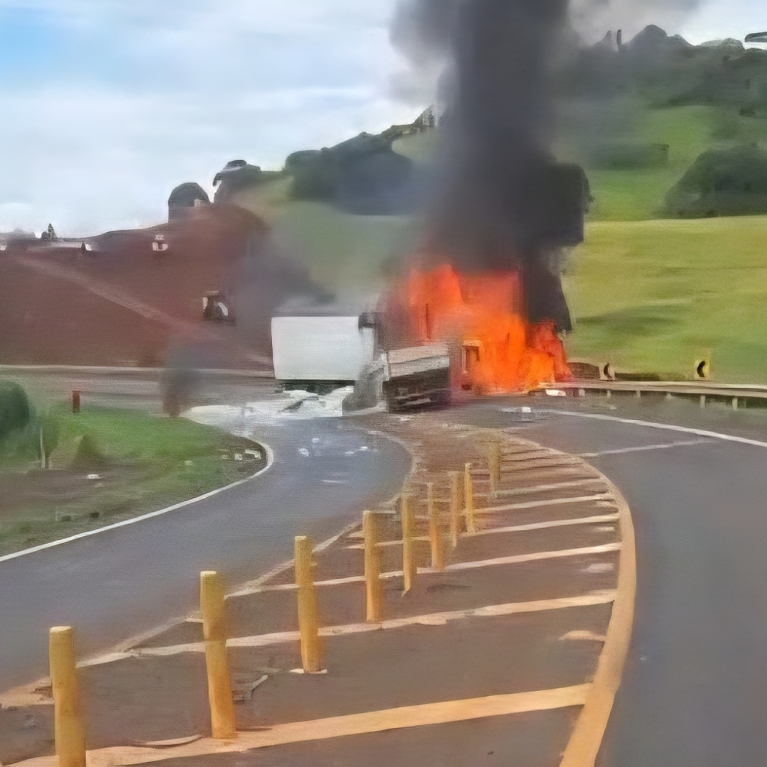 COLISÃO FRONTAL ENTRE CAMINHÕES PROVOCA INCÊNDIO E INTERDITA PR-445 EM TAMARANA