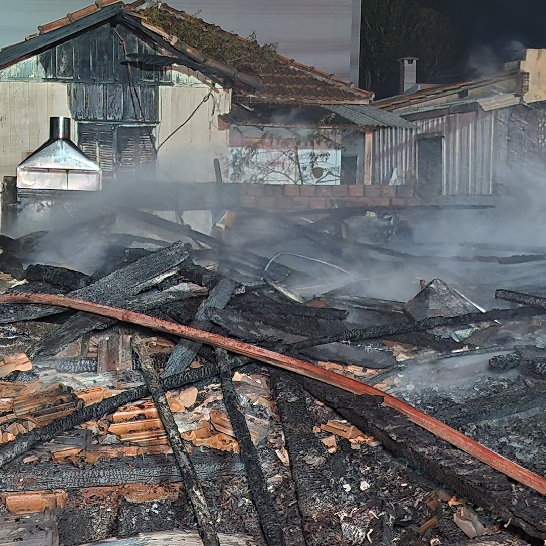 INCÊNDIO DESTRÓI CASA DE MADEIRA NA ZONA OESTE DE LONDRINA