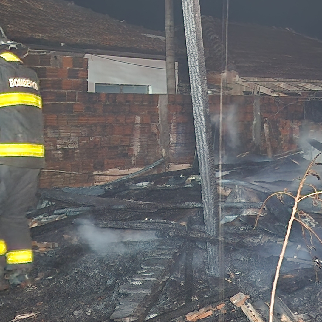 INCÊNDIO DESTRÓI CASA DE MADEIRA NA ZONA OESTE DE LONDRINA