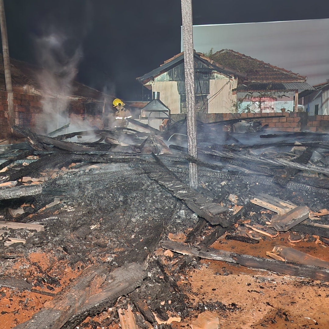 INCÊNDIO DESTRÓI CASA DE MADEIRA NA ZONA OESTE DE LONDRINA