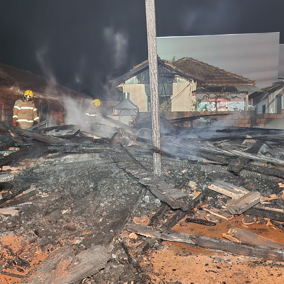 INCÊNDIO DESTRÓI CASA DE MADEIRA NA ZONA OESTE DE LONDRINA