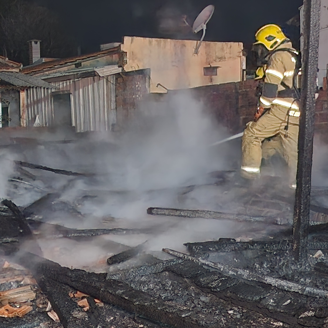 INCÊNDIO DESTRÓI CASA DE MADEIRA NA ZONA OESTE DE LONDRINA