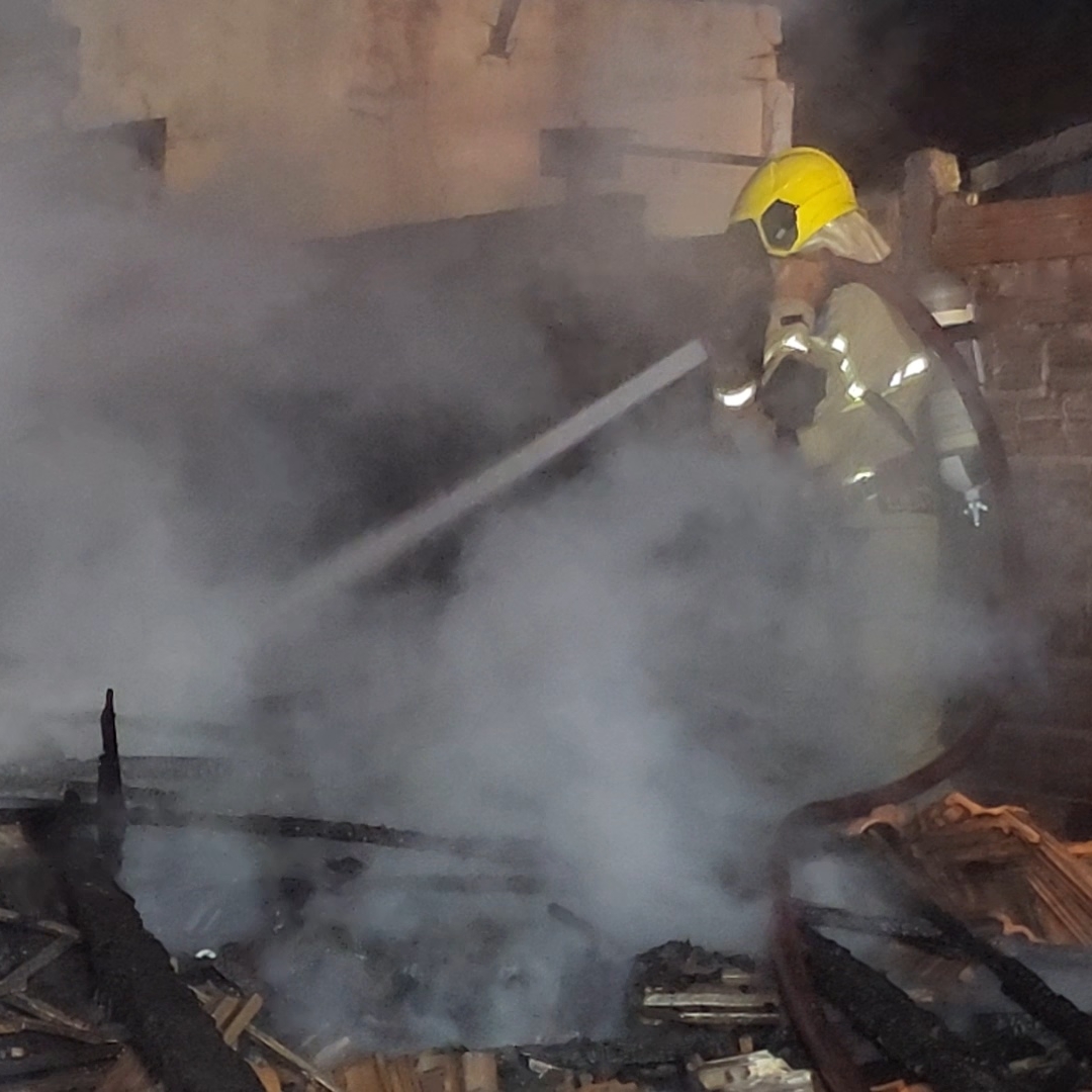 INCÊNDIO DESTRÓI CASA DE MADEIRA NA ZONA OESTE DE LONDRINA