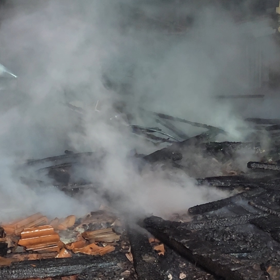 INCÊNDIO DESTRÓI CASA DE MADEIRA NA ZONA OESTE DE LONDRINA