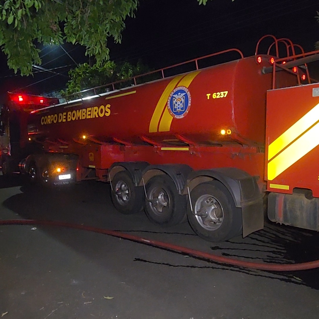 INCÊNDIO DESTRÓI CASA DE MADEIRA NA ZONA OESTE DE LONDRINA