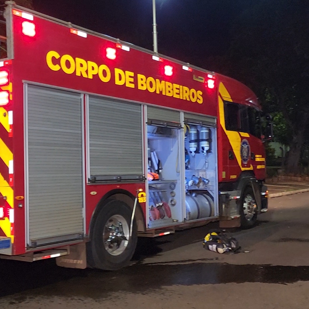 INCÊNDIO DESTRÓI CASA DE MADEIRA NA ZONA OESTE DE LONDRINA