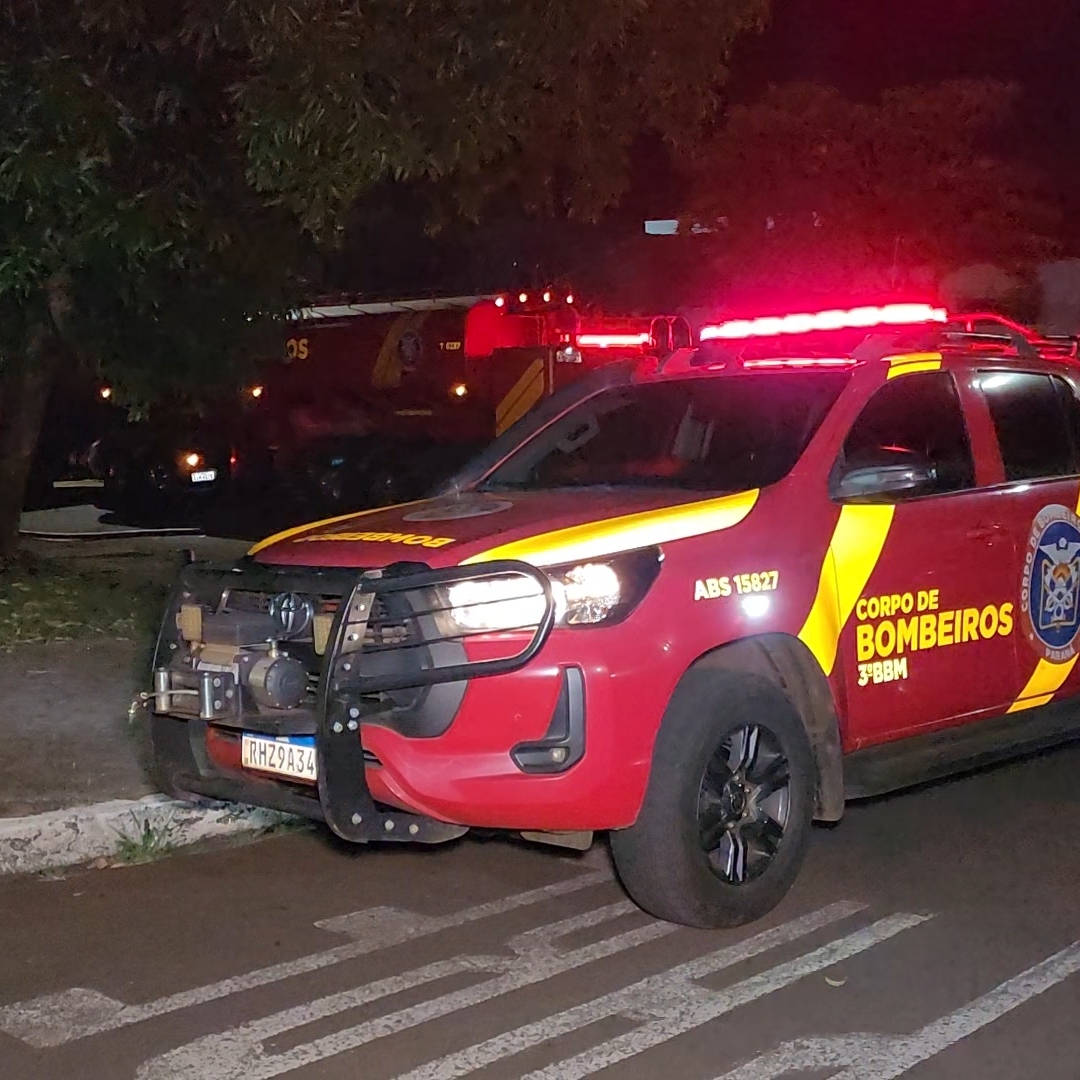 INCÊNDIO DESTRÓI CASA DE MADEIRA NA ZONA OESTE DE LONDRINA