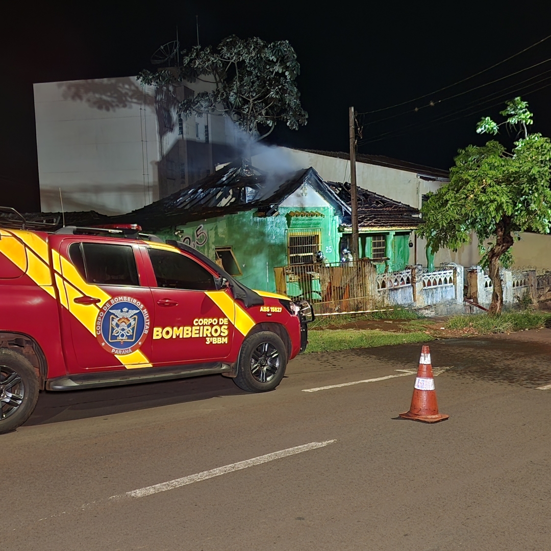 INCÊNDIO DESTRÓI CASA DESOCUPADA NO CENTRO DE LONDRINA DURANTE A MADRUGADA