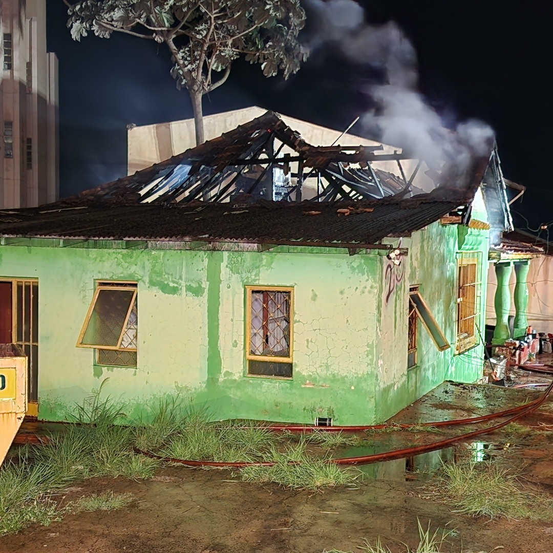 INCÊNDIO DESTRÓI CASA DESOCUPADA NO CENTRO DE LONDRINA DURANTE A MADRUGADA
