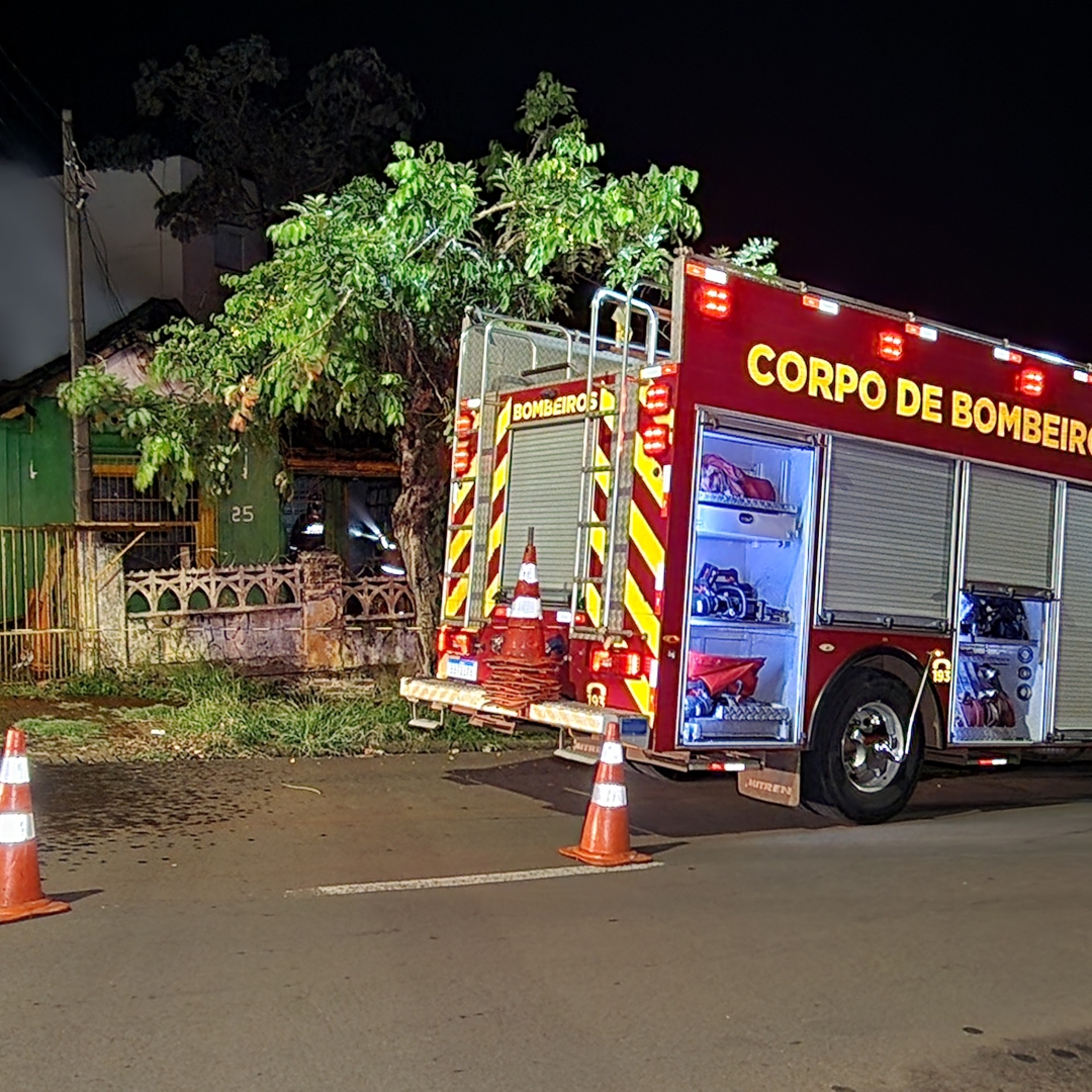 INCÊNDIO DESTRÓI CASA DESOCUPADA NO CENTRO DE LONDRINA DURANTE A MADRUGADA