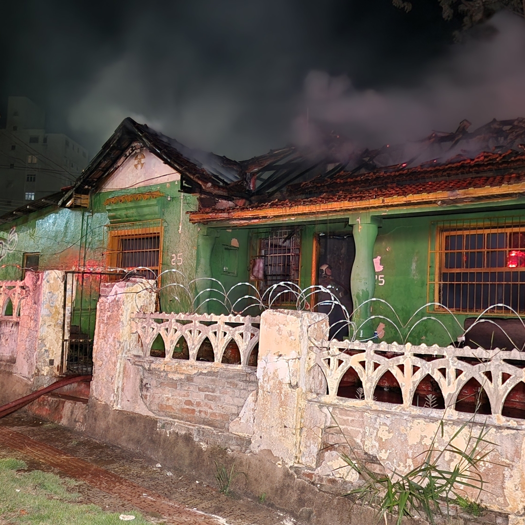 INCÊNDIO DESTRÓI CASA DESOCUPADA NO CENTRO DE LONDRINA DURANTE A MADRUGADA