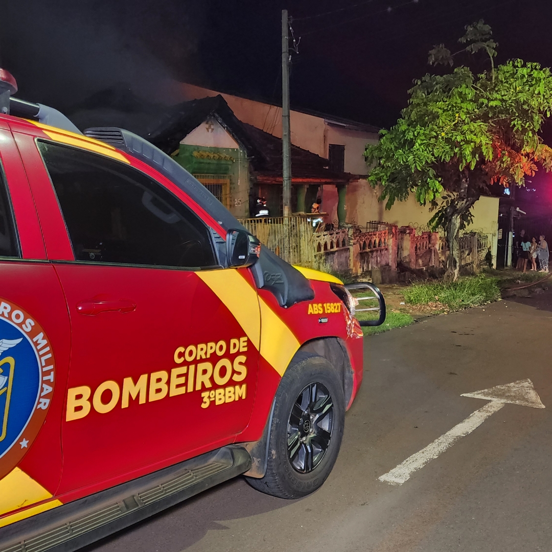 INCÊNDIO DESTRÓI CASA DESOCUPADA NO CENTRO DE LONDRINA DURANTE A MADRUGADA