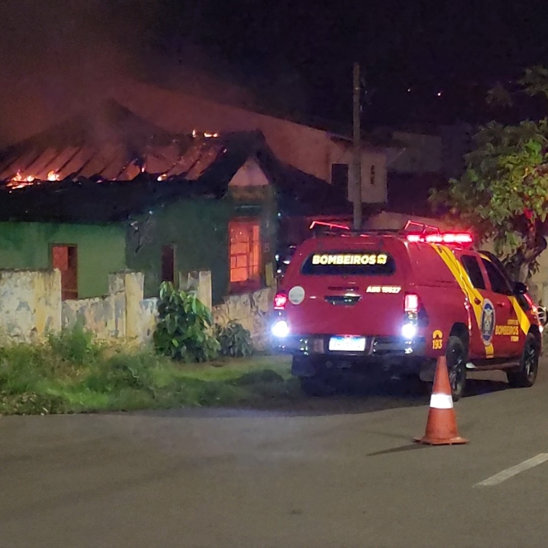INCÊNDIO DESTRÓI CASA DESOCUPADA NO CENTRO DE LONDRINA DURANTE A MADRUGADA