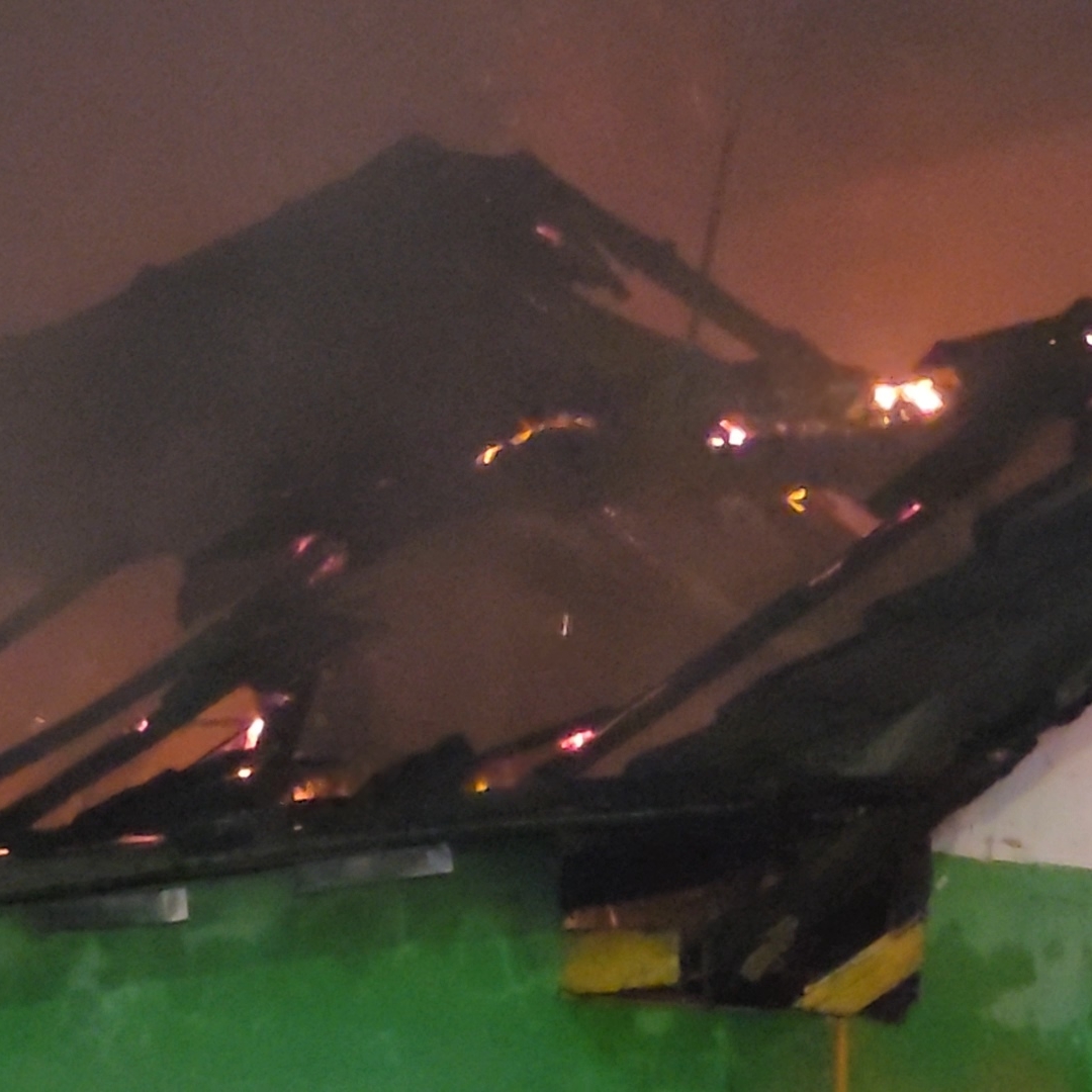 INCÊNDIO DESTRÓI CASA DESOCUPADA NO CENTRO DE LONDRINA DURANTE A MADRUGADA