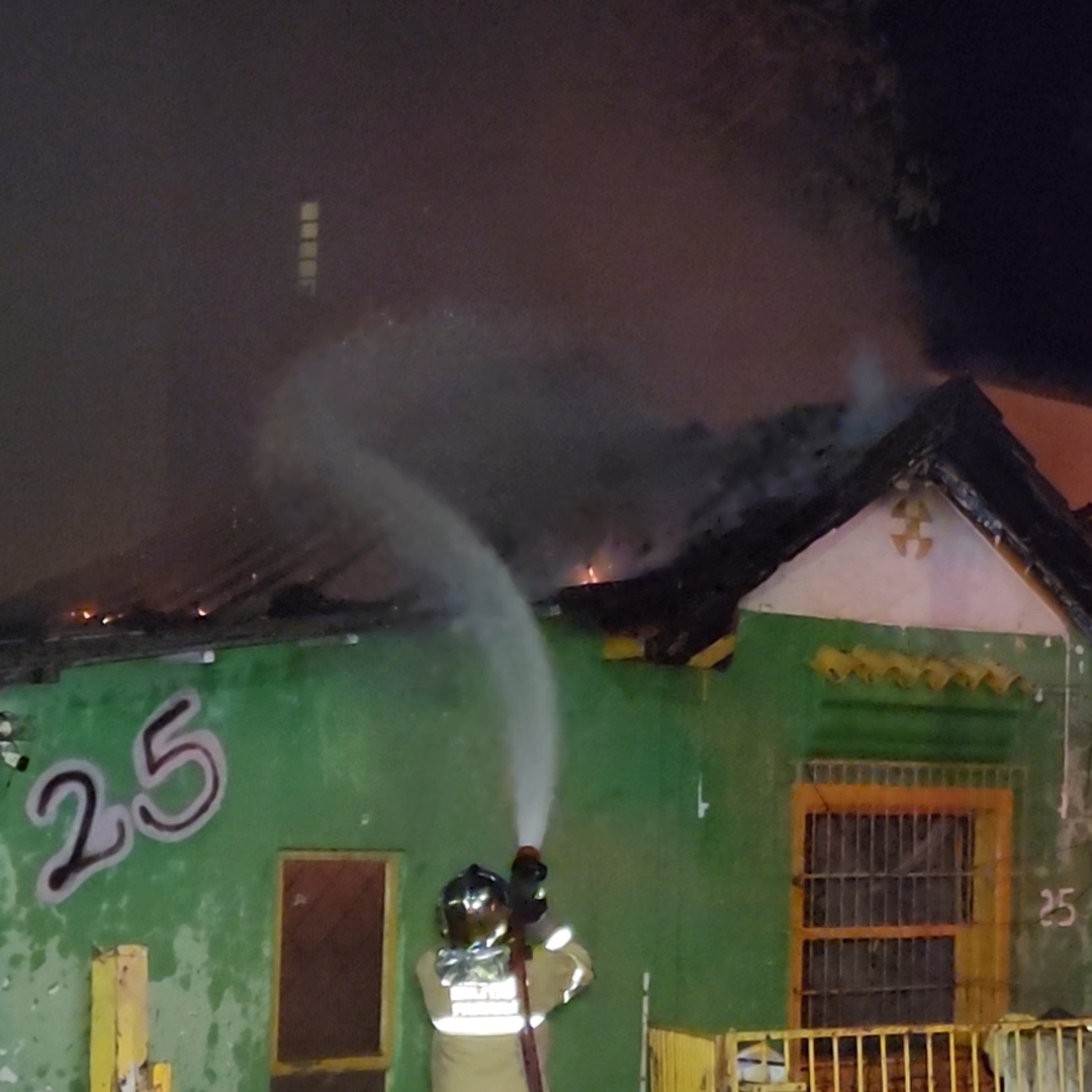 INCÊNDIO DESTRÓI CASA DESOCUPADA NO CENTRO DE LONDRINA DURANTE A MADRUGADA
