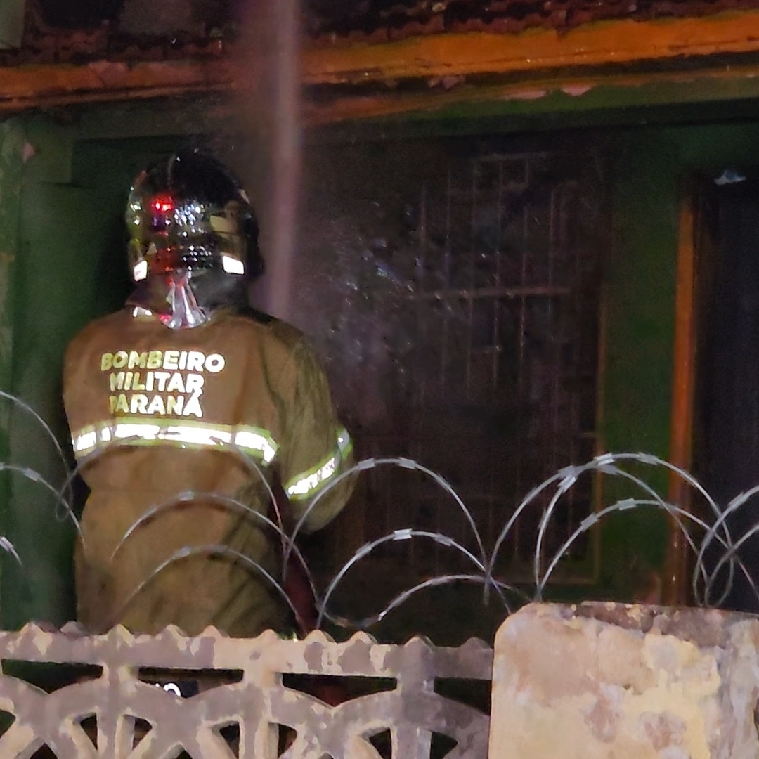 INCÊNDIO DESTRÓI CASA DESOCUPADA NO CENTRO DE LONDRINA DURANTE A MADRUGADA